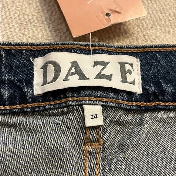 Daze High-Rise Women's Blue Denim Jeans — Distressed Hem - Picture 2 of 10